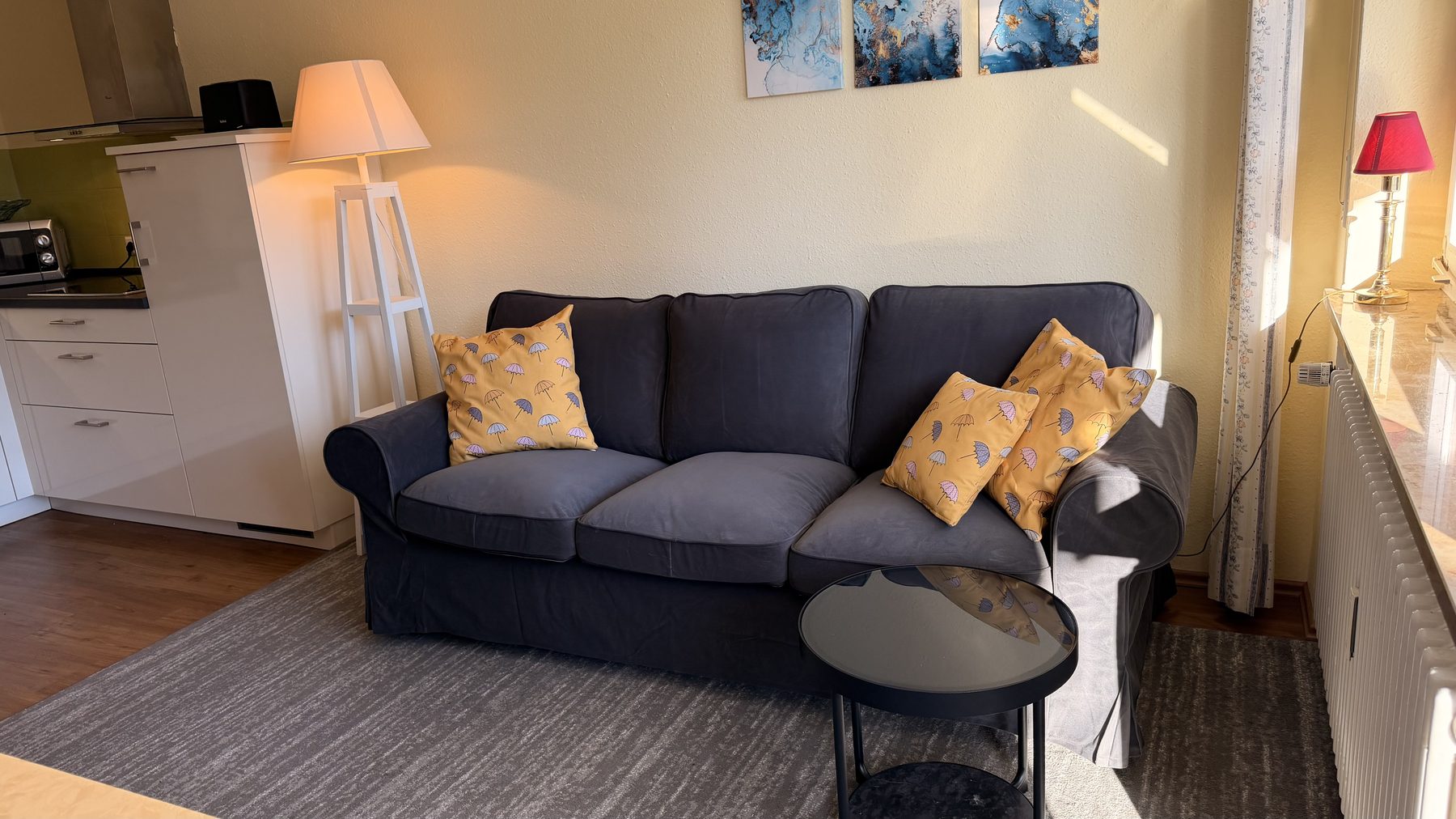 Wohnbereich des Apartments Blau mit Kitchenette