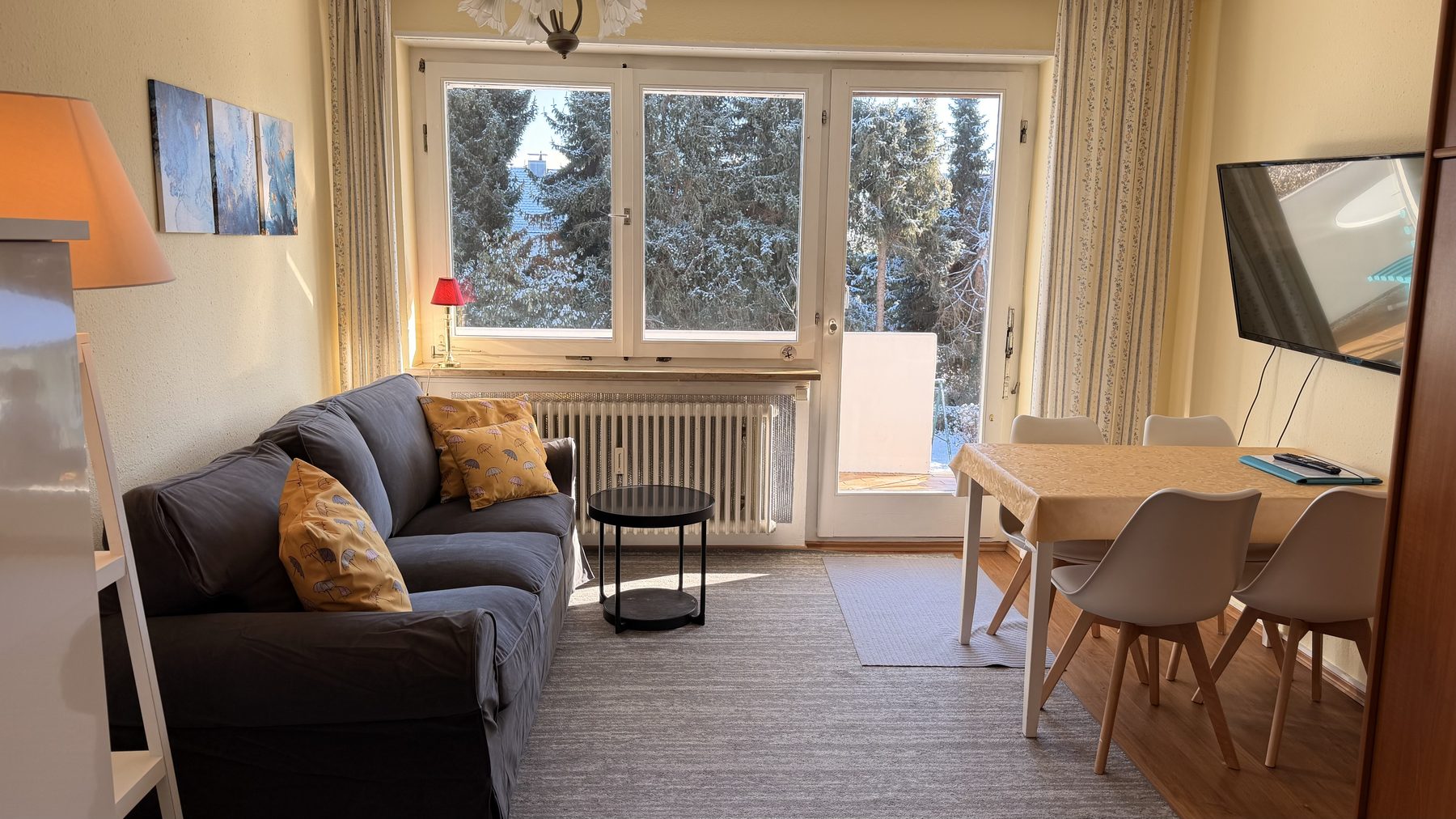 Essbereich und TV im Apartment Blau