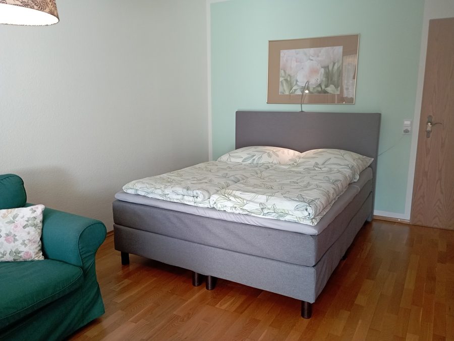 Schlafzimmer des Apartments Grün mit Boxspringbett