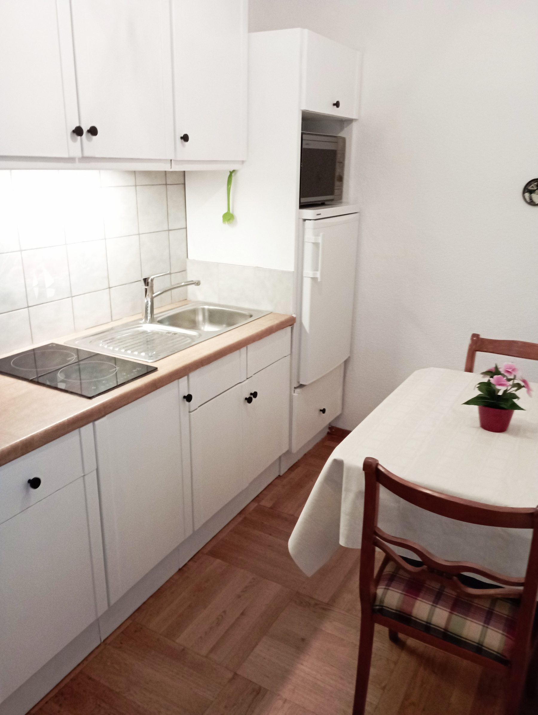 Küche und Essplatz im Apartment Grün