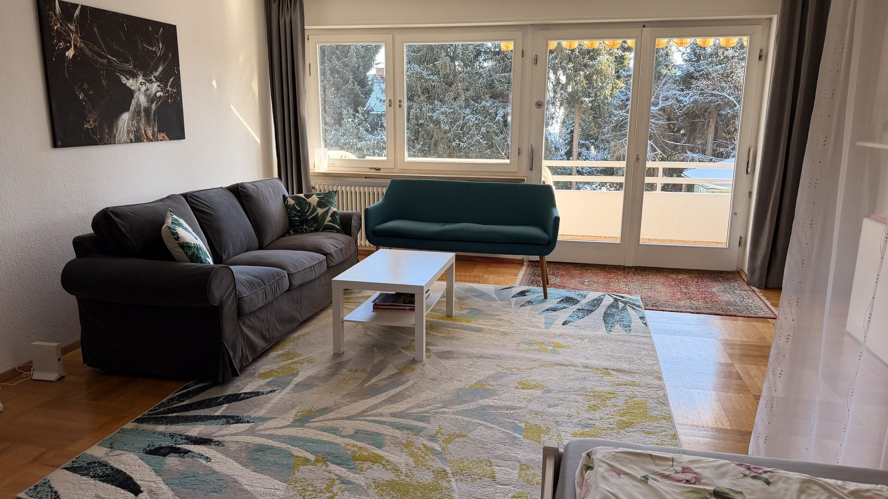 Wohnbereich des Apartments Rot mit Sofa