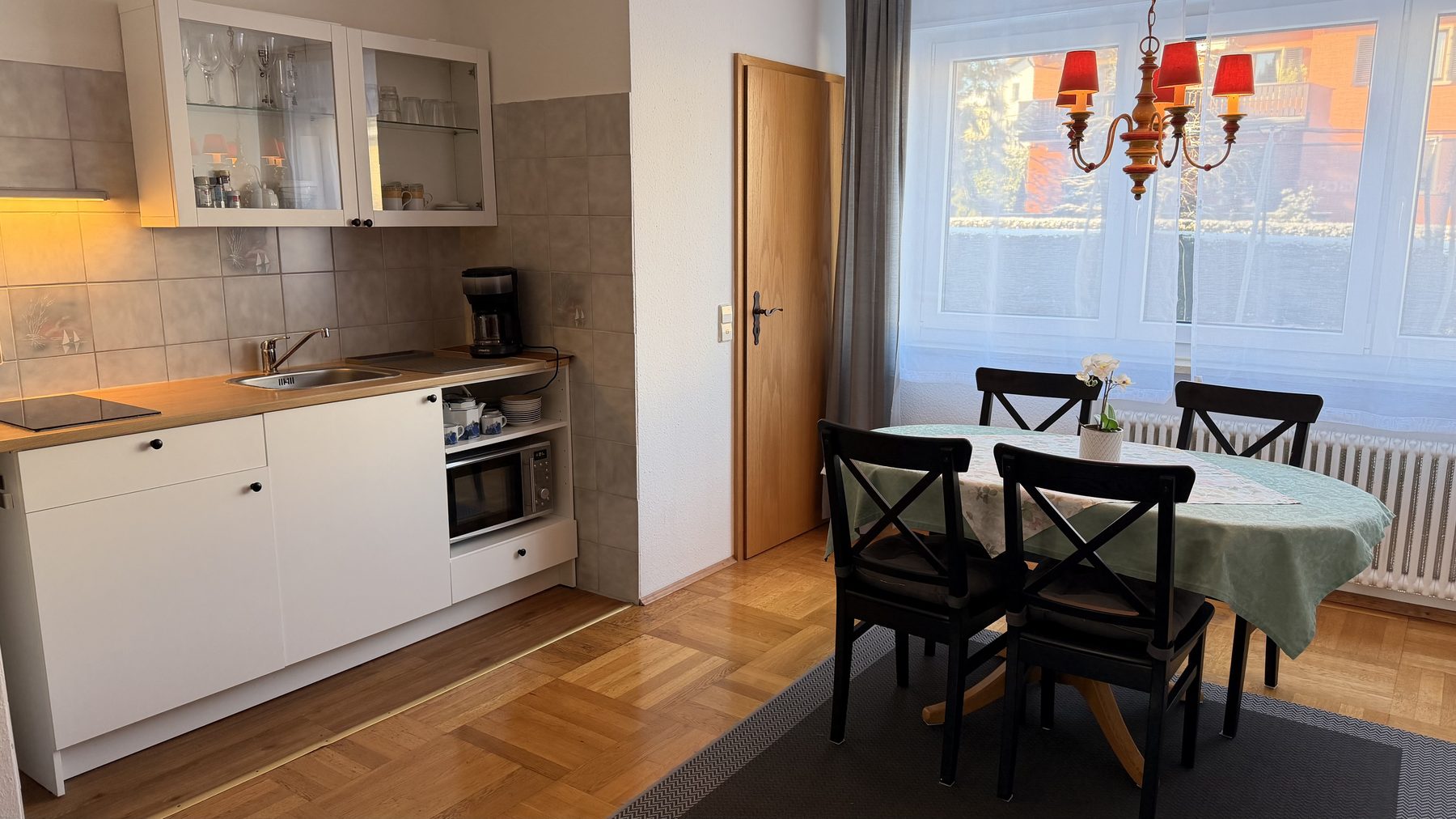 Gedeckter Esstisch im Apartment Rot