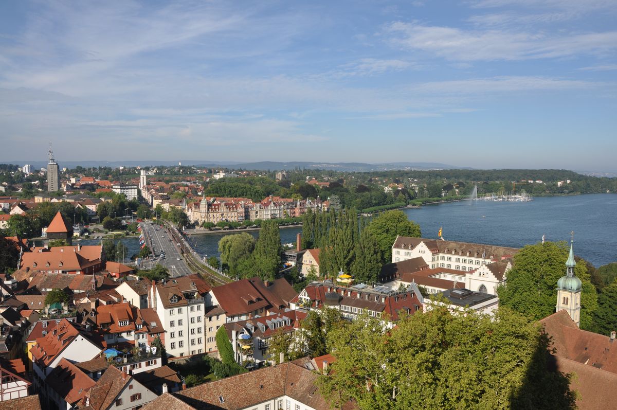 Blick über die Konstanzer Altstadt und den Bodensee