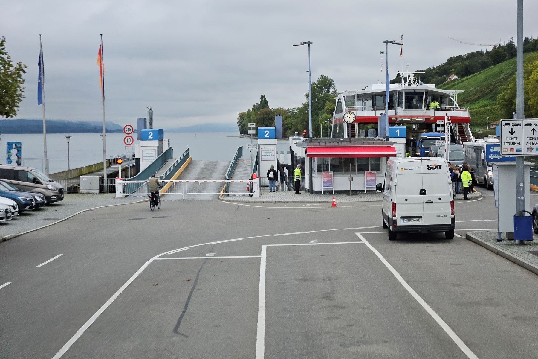 Autofähre am Fährhafen Meersburg in Richtung Konstanz